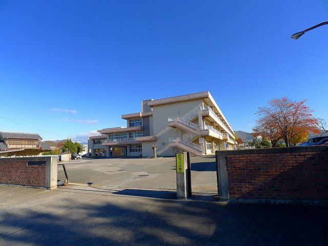 近くの小学校まで550m（徒歩7分）