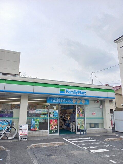 近くのファミリーマートまで258m（徒歩4分）