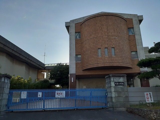 近くの成岩小学校まで660m(徒歩9分)
