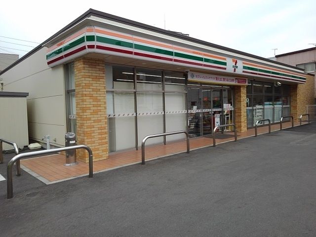 近くのセブンイレブンまで220m（徒歩3分）