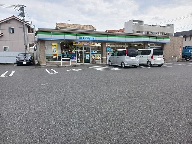 近くのファミリーマート平島中店まで120m(徒歩2分)