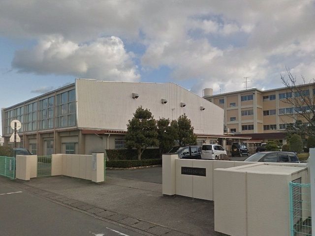 近くの浜松市立与進小学校まで1,200m（徒歩15分）