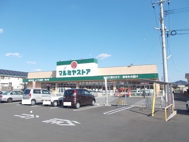 近くのマルミヤストア一ヶ岡店まで1,200m（徒歩15分）