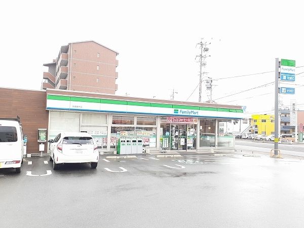近くのファミリーマート鈴鹿算所店まで1,000m(徒歩13分)