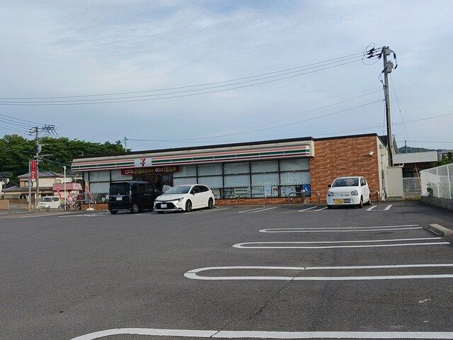 近くのコンビニまで853m（徒歩11分）