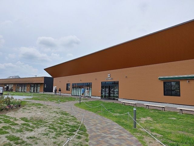 近くのフレスポ佐久インター店まで450m（徒歩6分）