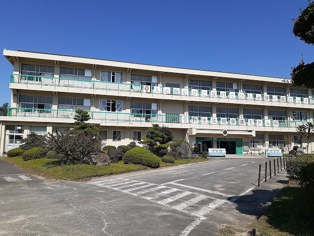 近くの東浦町立藤江小学校まで1,160m(徒歩15分)