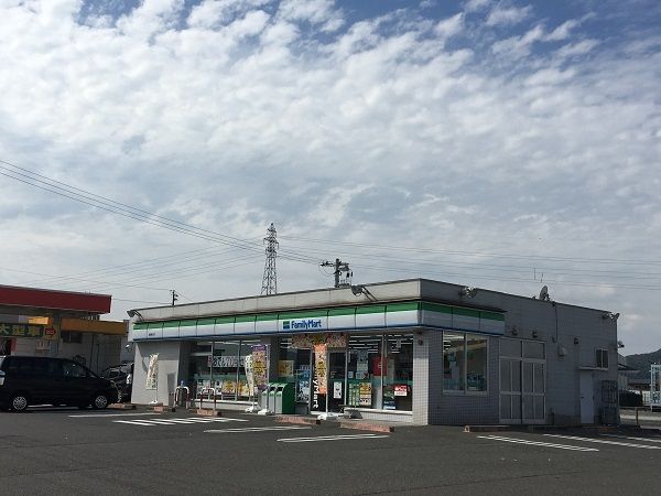近くのファミリーマート 武生家久店まで900m（徒歩12分）