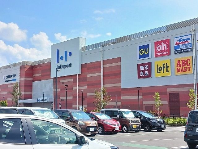 近くのららぽーと安城店まで3,400m（徒歩43分）