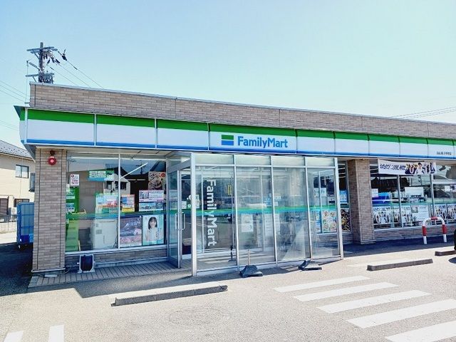 近くのファミリーマート白山美川中町店まで1,000m(徒歩13分)