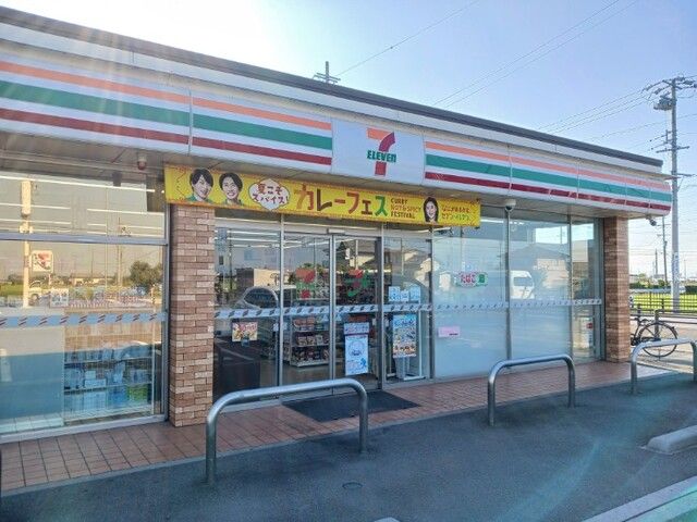 近くのファミリーマートまで590m(徒歩8分)