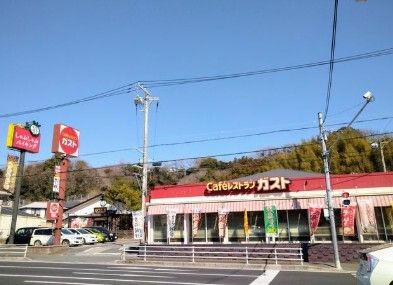 近くのガスト 釜利谷店まで350m（徒歩5分）