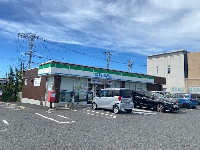 近くのファミリーマートまで650m（徒歩9分）