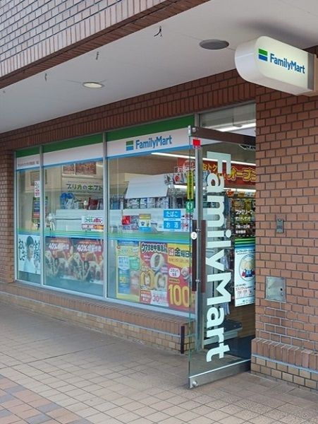 近くのファミリーマートサンゼリゼS店まで397m（徒歩5分）