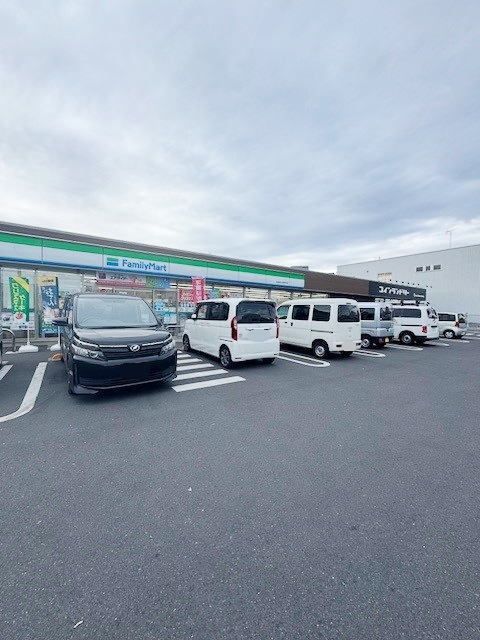 近くのファミリーマートまで400m(徒歩5分)
