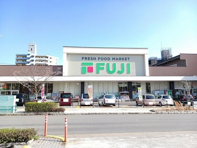 近くのフジ桜馬場店まで700m（徒歩9分）