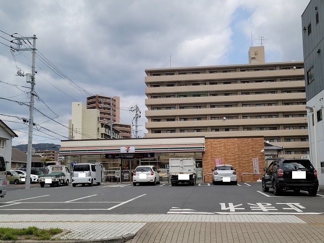近くのセブンイレブン周南松保町店まで500m（徒歩7分）