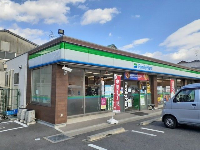 近くのファミリーマートまで230m(徒歩3分)