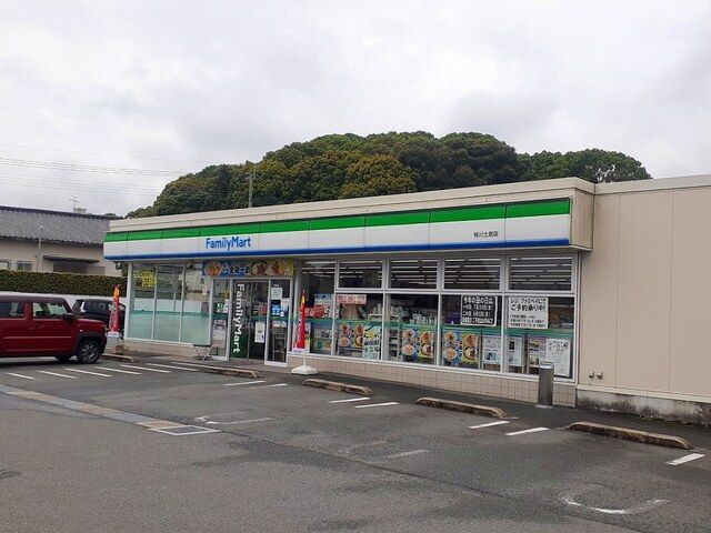 近くのファミリーマートまで1,100m（徒歩14分）