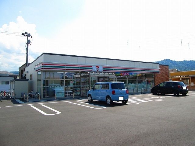 近くのセブンイレブンまで300m(徒歩4分)