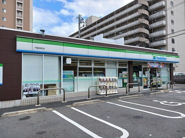 近くのファミリーマート様まで500m（徒歩7分）