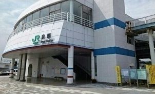近くのJR泉駅まで1,600m（徒歩20分）