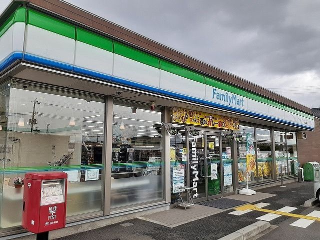 近くのファミリーマート 飯能双柳店まで750m(徒歩10分)