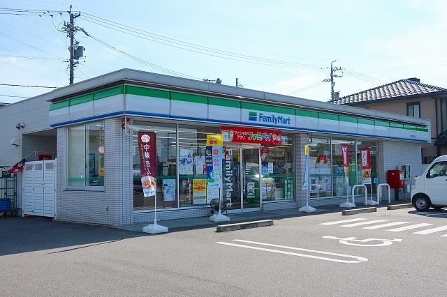 近くのファミリーマートまで250m（徒歩4分）