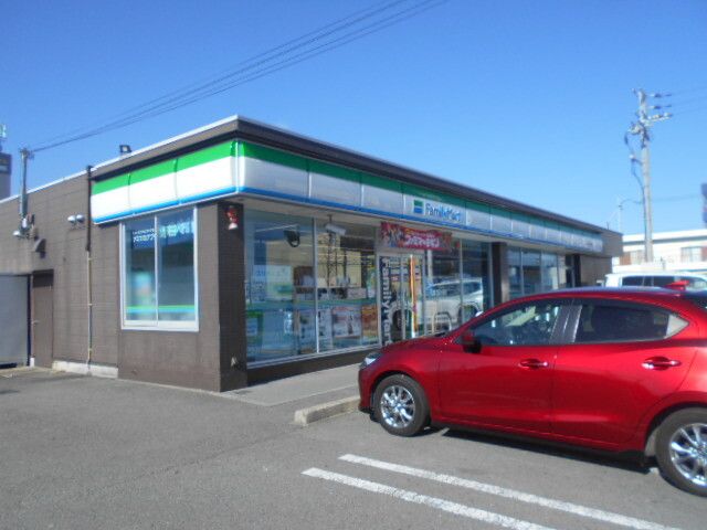 近くのファミリーマート和歌山小雑賀店まで300m（徒歩4分）