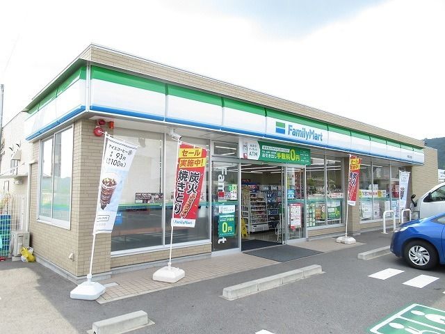 近くのファミリーマート 伊賀三田店まで1,100m(徒歩14分)