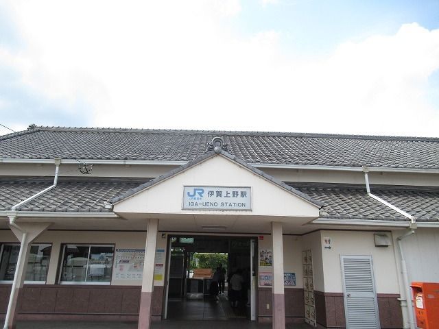 近くの伊賀上野駅まで500m(徒歩7分)