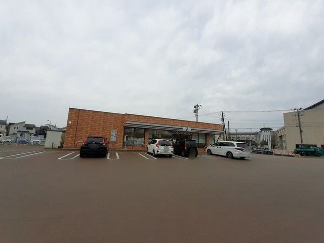 近くのセブンイレブン三条林町店まで300m（徒歩4分）