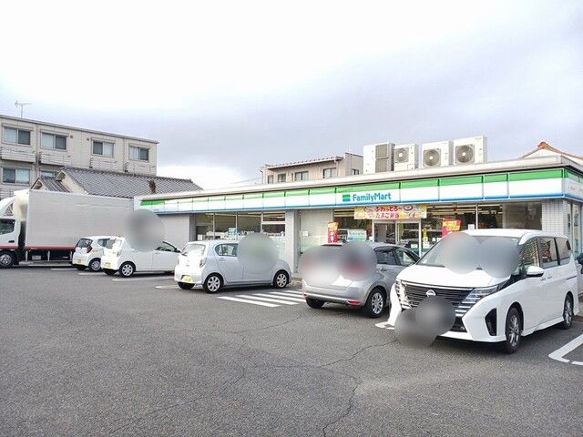 近くのファミリーマートまで132m（徒歩2分）