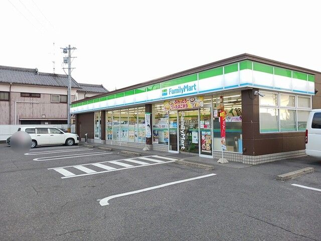 近くのファミリーマートまで135m（徒歩2分）