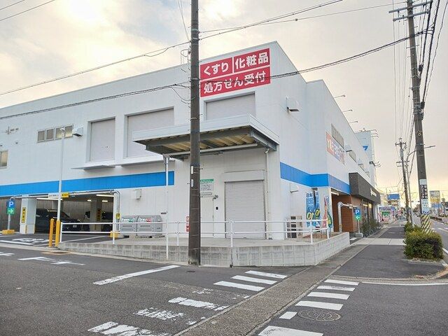 近くのドラッグスギヤマまで213m（徒歩3分）