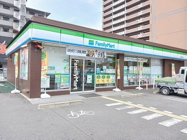 近くのファミリーマート様まで350m（徒歩5分）