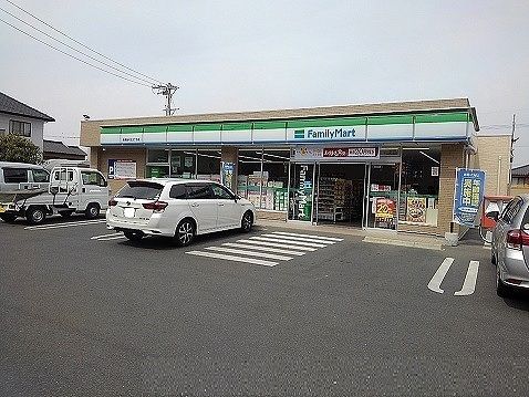 近くのファミリーマートまで500m（徒歩7分）