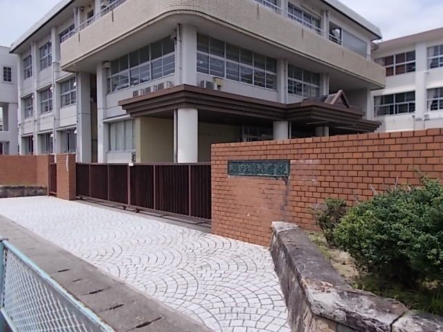 近くの岐阜市立鶉小学校まで900m(徒歩12分)