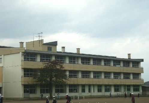 近くの青潮小学校まで450m(徒歩6分)