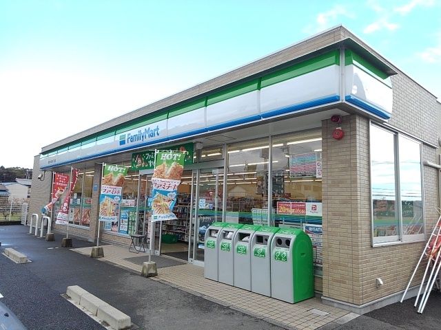 近くのファミリーマート小古曽２丁目店まで750m（徒歩10分）