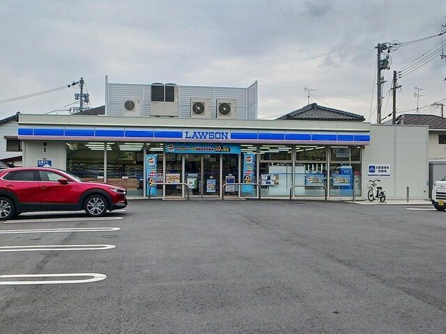 近くのローソン利松1丁目店まで350m（徒歩5分）