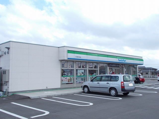 近くのファミリーマートまで950m(徒歩12分)