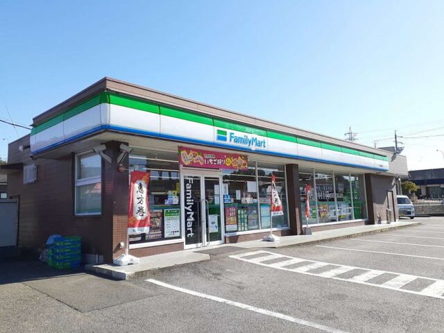近くのファミリーマート 大平駒場店まで500m（徒歩7分）