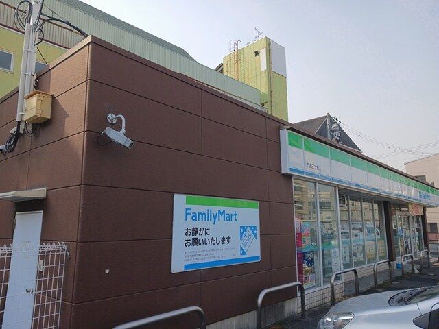 近くのファミリーマート様まで700m（徒歩9分）