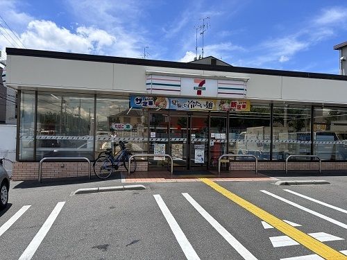 近くのセブンイレブン京都上桂東ノ口店まで300m（徒歩4分）