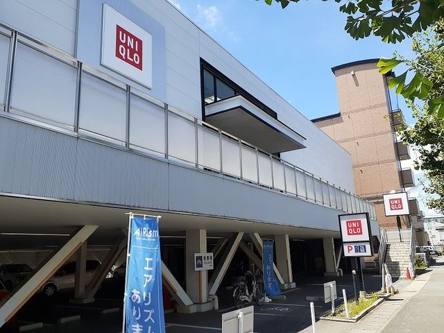 近くのユニクロ 上桂店まで800m（徒歩10分）