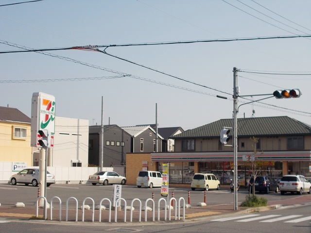 近くのセブンイレブン神戸丸塚1丁目店まで450m(徒歩6分)