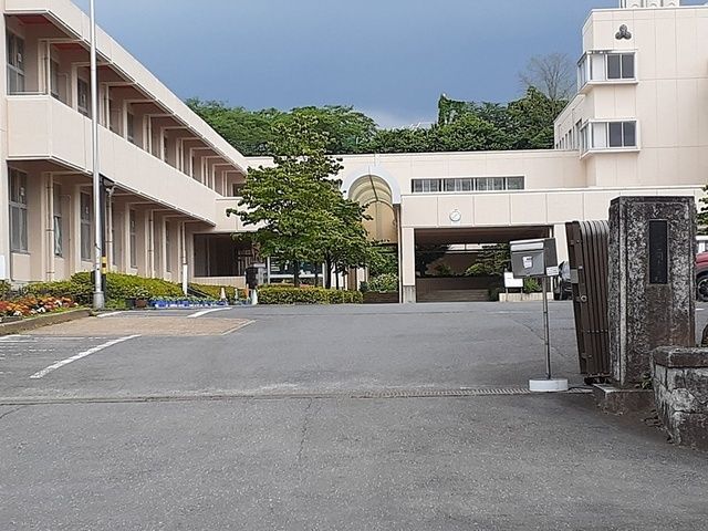 近くの笠間市立笠間小学校まで1,300m(徒歩17分)