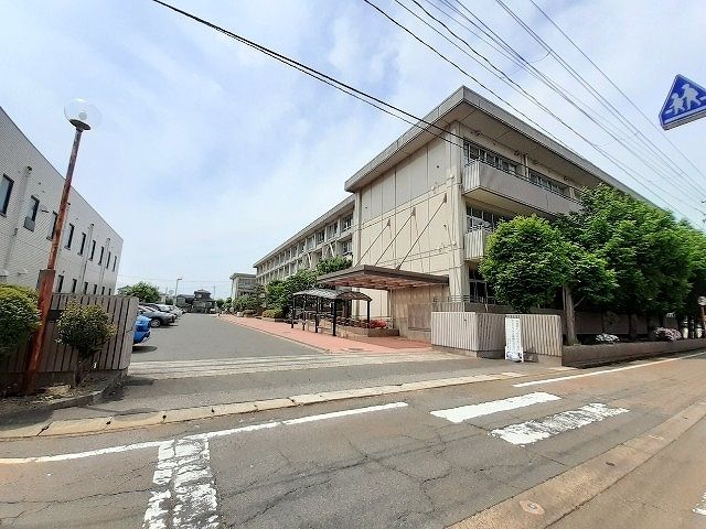 近くの三条第三中学校まで600m(徒歩8分)