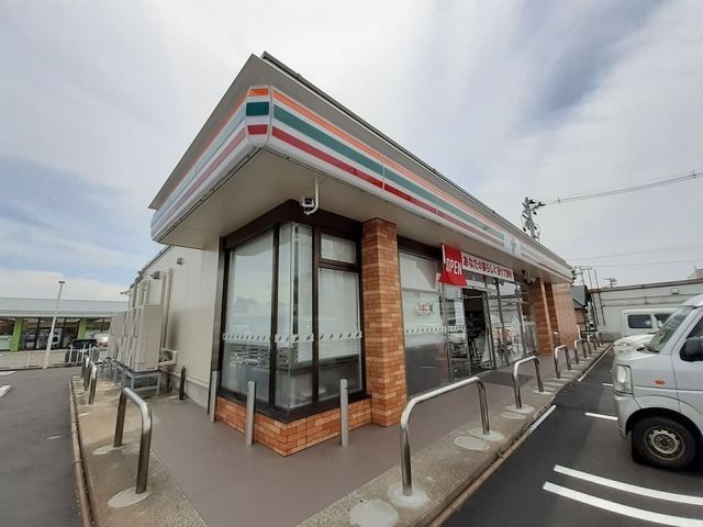 近くのセブンイレブン三条西裏館店まで750m(徒歩10分)